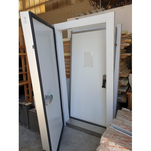 175A - Walk-in Fridge / Freezer Cold Room; Includes Approx. 20 x Insulated Panels, 2 x Doors, 2 x Indoor Fa... 