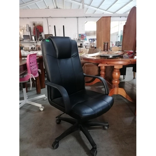 279 - Black Leatherette Swivel Office Chair