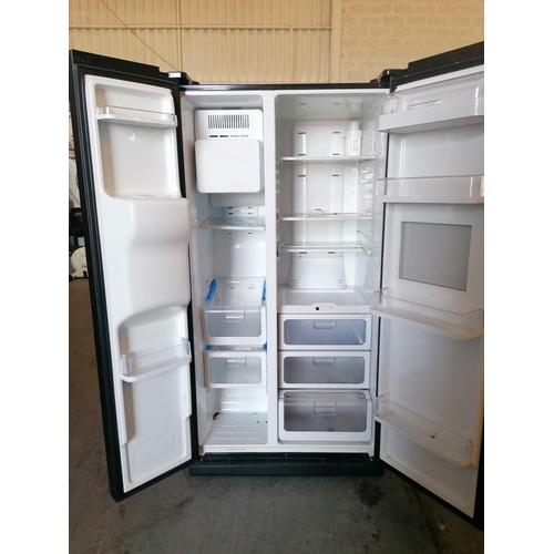 465 - Samsung American Style (Side by Side) Fridge Freezer with Mirrored Doors, Drinks Door, Water & Ice M... 