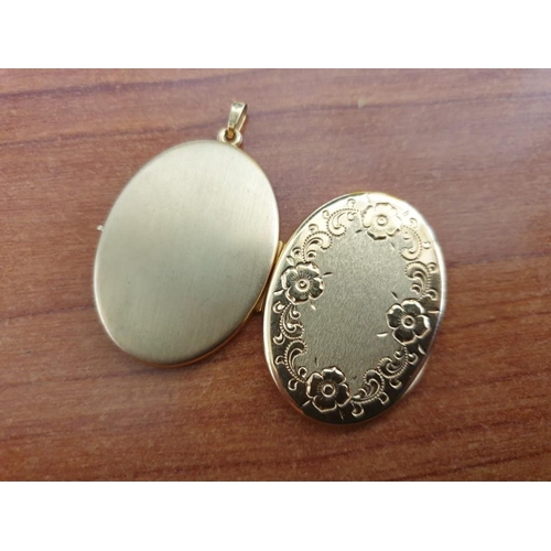 17B - 9ct Gold Oval Shaped Decorative Locket Pendant, 37mm x 22mm & Total Weight 6.5g