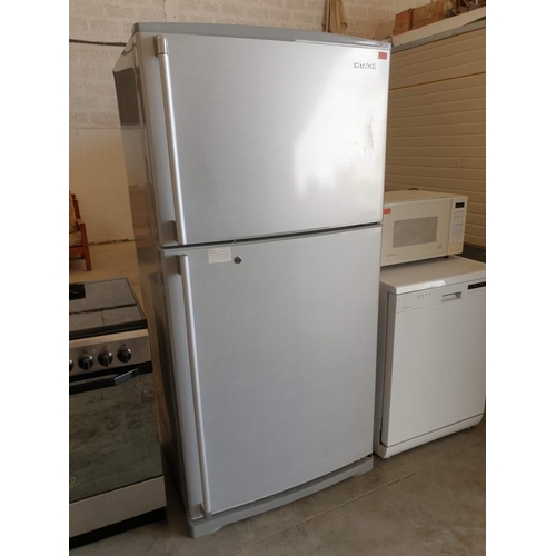 93 - Hitachi Silver Colour Fridge Freezer (R-Z610AUK6K), (83 x 68 x 171cm)