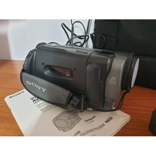 199 - Sony Handy Cam Video Hi8 Camera Recorder in Case (Un-Tested)