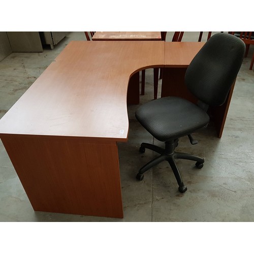 100 - Office Desk with Extension and Black Swivel Office Chair