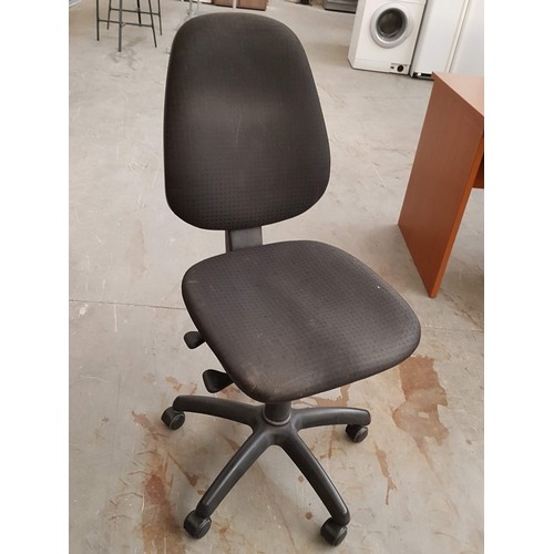 100 - Office Desk with Extension and Black Swivel Office Chair