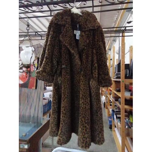 83 - Ladies Fur Effect Long Jacket Leopard Pattern (Free Size)