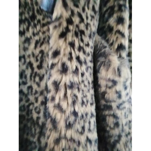 83 - Ladies Fur Effect Long Jacket Leopard Pattern (Free Size)