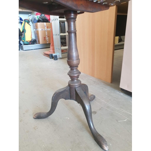 604 - Antique Tilt Top Round Side Table with Turned Pedestal Legs & Tripod Feet (Ø 56cm H:66cm)