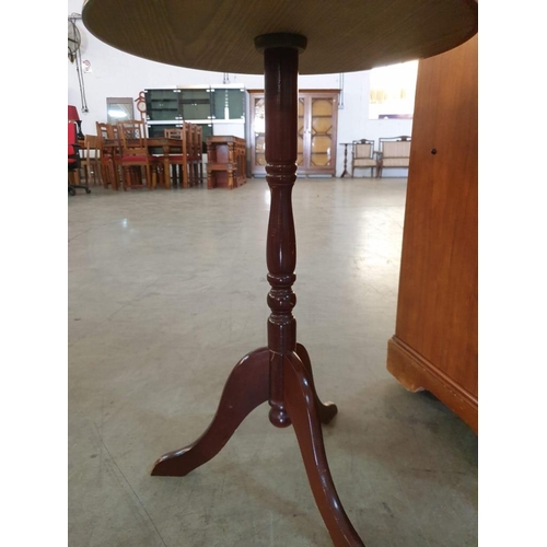 67 - Dark Wooden Round Side Table with Turned Pedestal Leg & Tripod Feet (Ø46cm, H:66cm)