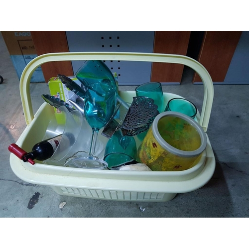 818 - Quantity of Kitchen items inc; Plastic Basket with Handle