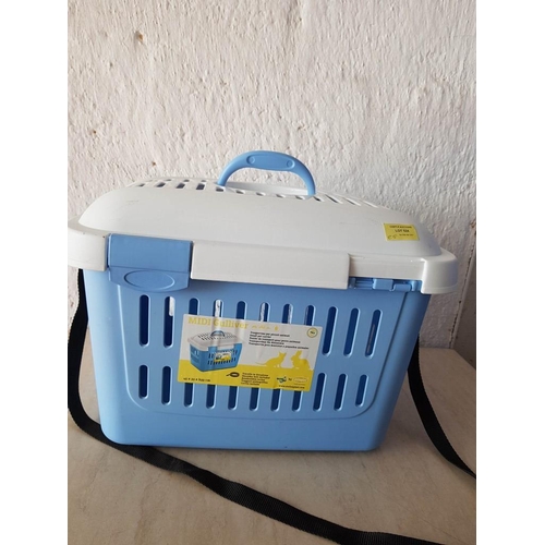 524 - Small Pet Carrier (45cm x 33cm x H:33cm) (A/F Broken Closure)