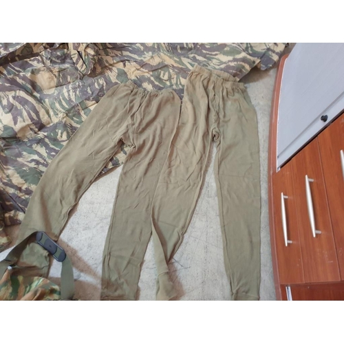 585 - Camoflage Bag & Jacket (L), Tent / Canopy and 2 x Pairs of Green Under Trousers (5)