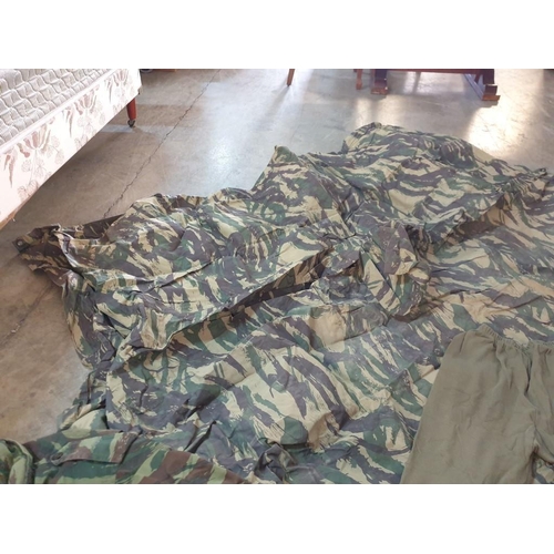 585 - Camoflage Bag & Jacket (L), Tent / Canopy and 2 x Pairs of Green Under Trousers (5)