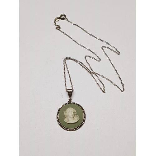 715 - Wedgwood (Green) Round (Ø2.5cm) Silver Pendant & Silver Chain