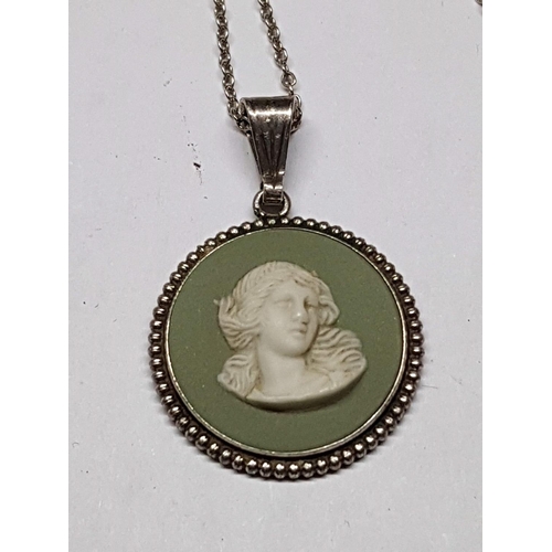 715 - Wedgwood (Green) Round (Ø2.5cm) Silver Pendant & Silver Chain