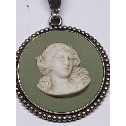 715 - Wedgwood (Green) Round (Ø2.5cm) Silver Pendant & Silver Chain