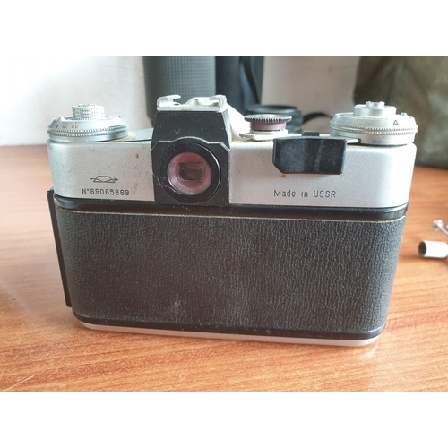 657 - Vintage Zenit-e 35mm Camera (No. 69065869 Made in USSR) Together with Hanimex No. 712841 80-205mm Le... 