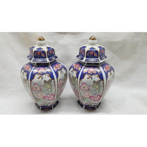 30 - Japanese Porcelain / Ceramic Ginger Jars with Lid (2 x H:14cm x 1 x H:19.5cm) with Floral Pattern (3... 