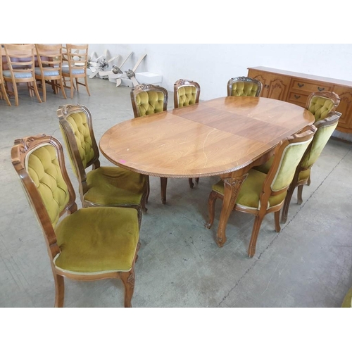 229 - Vintage Wood Effect Extendable Oval Dinning Table in Classical Style with Carved Cabriole Legs and S... 