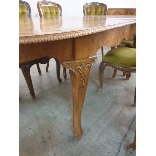 229 - Vintage Wood Effect Extendable Oval Dinning Table in Classical Style with Carved Cabriole Legs and S... 