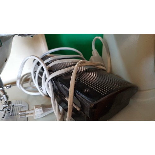 219 - Singer Vintage Electric Sewing Machine (Un-Tested)