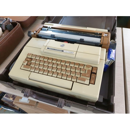 358 - Vintage Smith Corona B700 Typewritter in Case