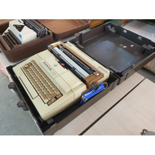 358 - Vintage Smith Corona B700 Typewritter in Case