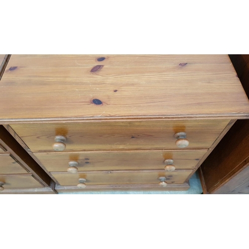 132 - Small Chest of 3 - Drawers (73cm x 54cm x 75.5cm)