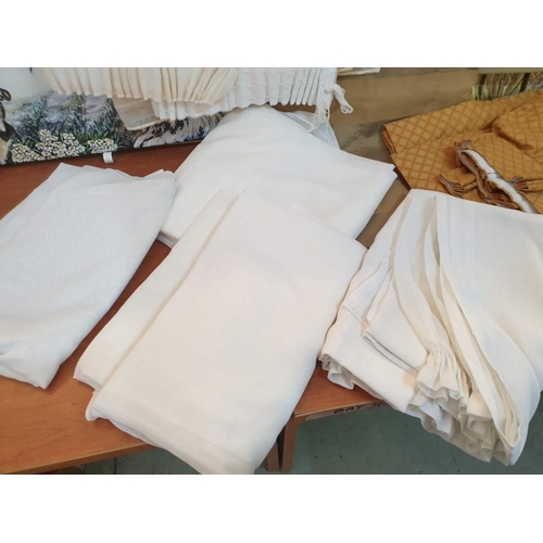 233 - Assorted Curtains, Blinds etc; 
2 x Silk Green & Gold Roman Blinds (130cm x 168cm) 1 x Gold 7 Red Li... 