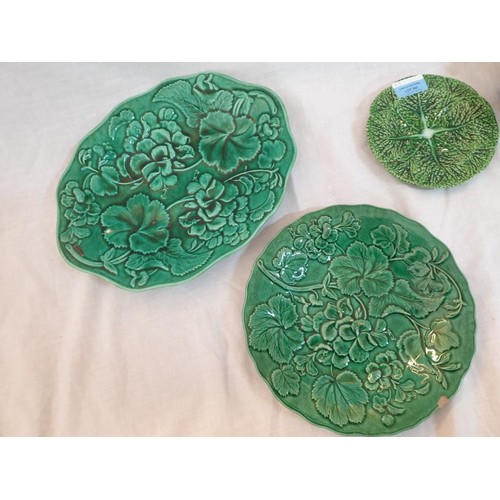 263 - 3 x Pieces of Cabbage Leaf Crockery (Made in Portugal)  & 2 x Green Crockery Dishes (Ø13 - Ø29cm)