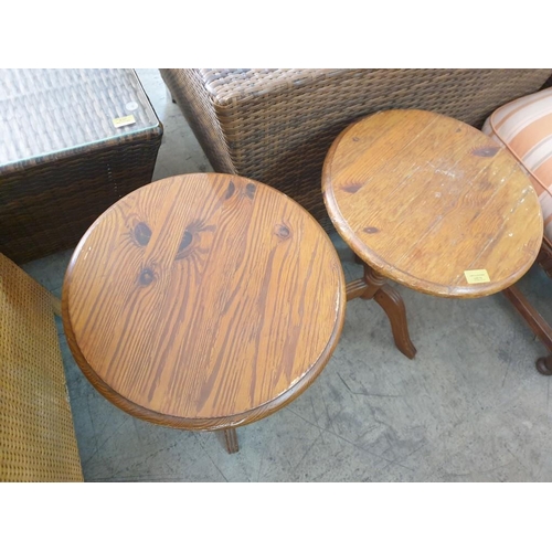 73 - Pair of Vintage Solid Wood Round Pedestal Side Tables with Tripod Feet (Ø39cm) (2)