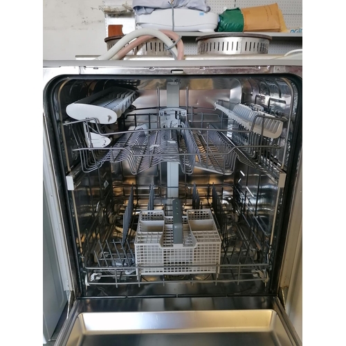 512 - Whirlpool Dishwasher (Integrated) with Silver and White Fronted Door