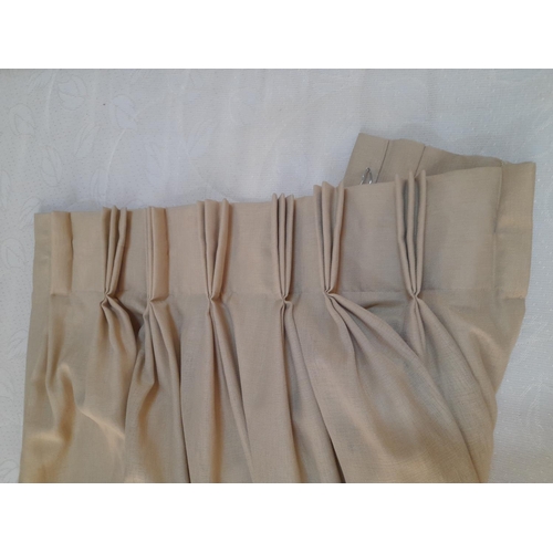 244 - 10 x Cream Coloured Net Curtains (L:250cm, Top W:95cm, Bottom W:250cm)