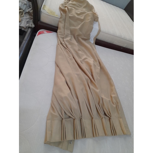 244 - 10 x Cream Coloured Net Curtains (L:250cm, Top W:95cm, Bottom W:250cm)