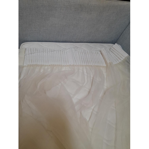 271 - 6 x Sheer Pale Cream Net Curtains (L:225cm, Top W:100cm, Bottom W: 225cm)