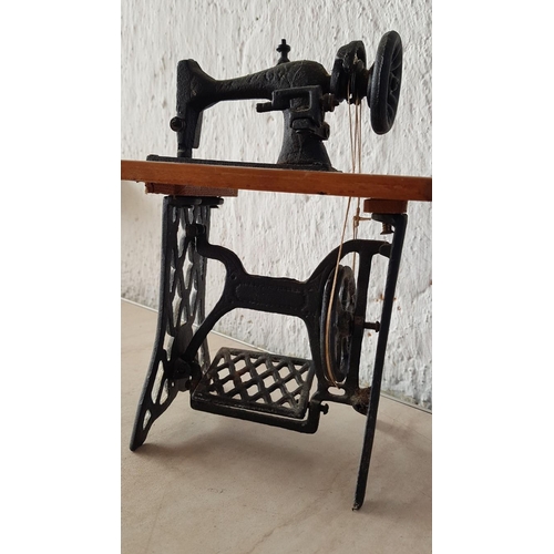 313 - Vintage Sewing Machine Mini Ornaments (Wooden / Iron) (H:24cm)