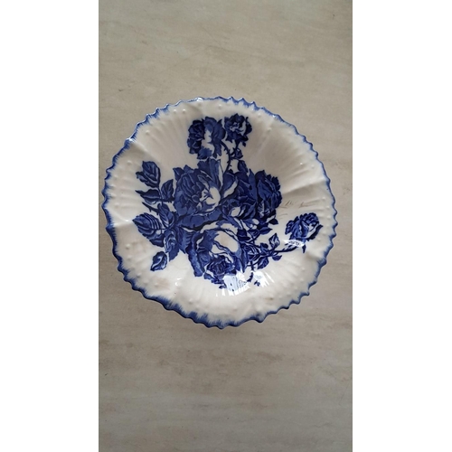 328 - Vintage Blue / White Porcelain Cake Stand with Floral Pattern (Ø24cm x H:14cm)