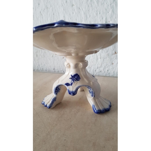 328 - Vintage Blue / White Porcelain Cake Stand with Floral Pattern (Ø24cm x H:14cm)