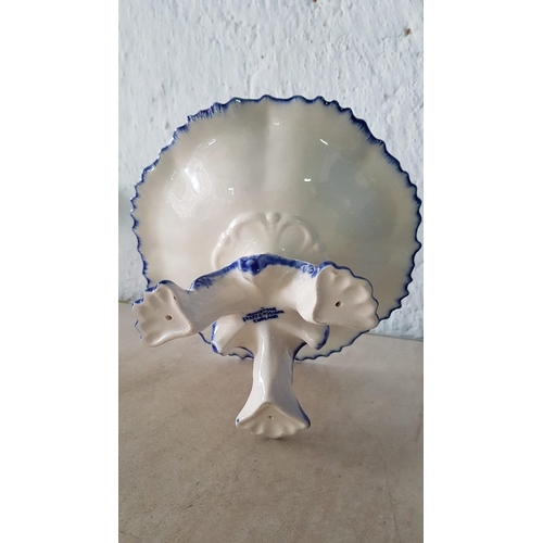 328 - Vintage Blue / White Porcelain Cake Stand with Floral Pattern (Ø24cm x H:14cm)