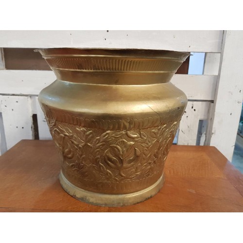 587 - Floral Pattern Vintage Style Large Brass Plant Pot (H:32.5 x Ø34cm)