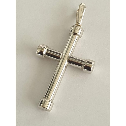 725 - 18ct White Gold Cross Pendant (Approx 37 x 22mm, Weight 4.8gr)