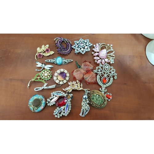 422 - Collection of Broaches