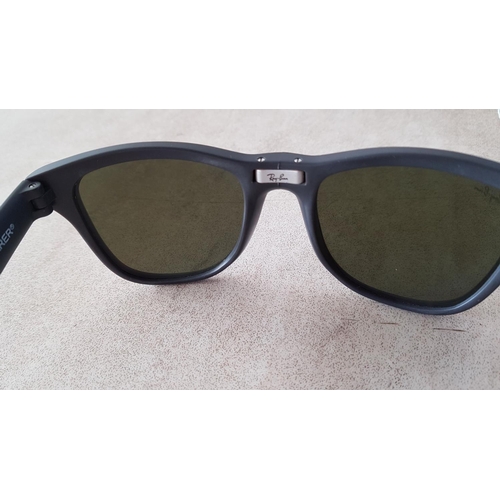 80 - Ray Ban Folding Wayfarer Sunglasses RB4105 6022/30 with Original Case