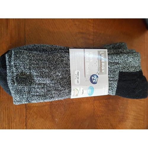 445 - 5 x Pair of Men's Socks (Size 43-45) (M&S, H&M, Lidl and Black Nike Cap)