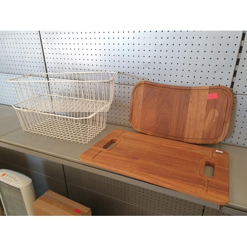 581 - 2 x Wooden Chopping Boards Together with 2 x White Finish Metal Wire Baskets (4) ** Trade sale, VAT ... 