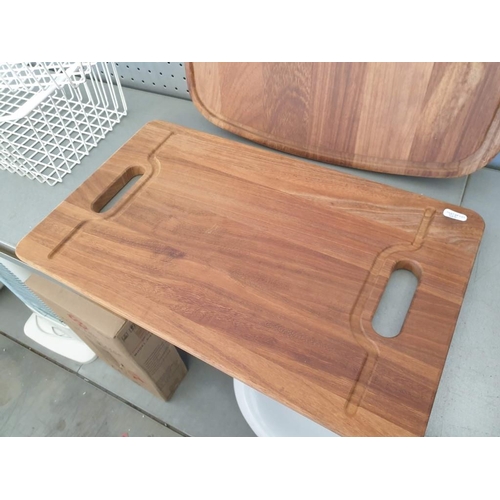 581 - 2 x Wooden Chopping Boards Together with 2 x White Finish Metal Wire Baskets (4) ** Trade sale, VAT ... 