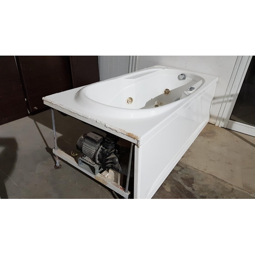 555 - Panel Enclosed Jacuzzi Bath (Un-Tested)