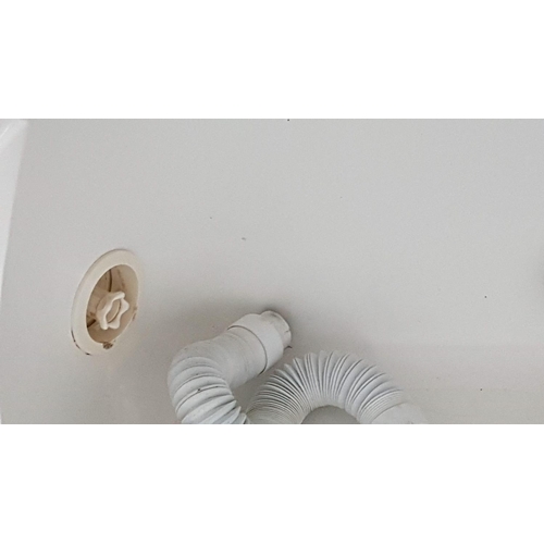 555 - Panel Enclosed Jacuzzi Bath (Un-Tested)