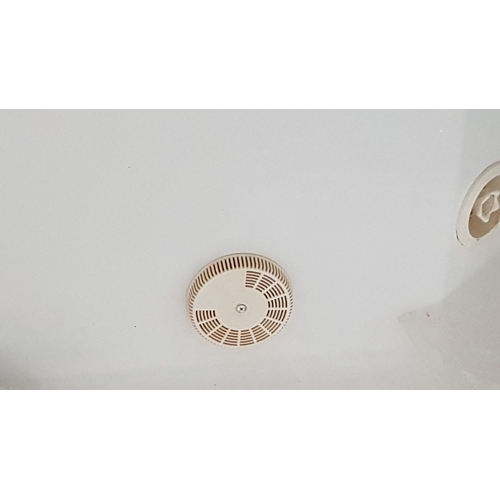 555 - Panel Enclosed Jacuzzi Bath (Un-Tested)