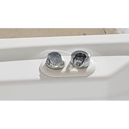 555 - Panel Enclosed Jacuzzi Bath (Un-Tested)