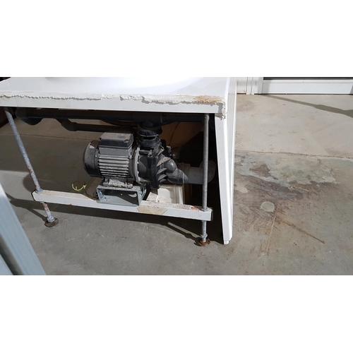 555 - Panel Enclosed Jacuzzi Bath (Un-Tested)